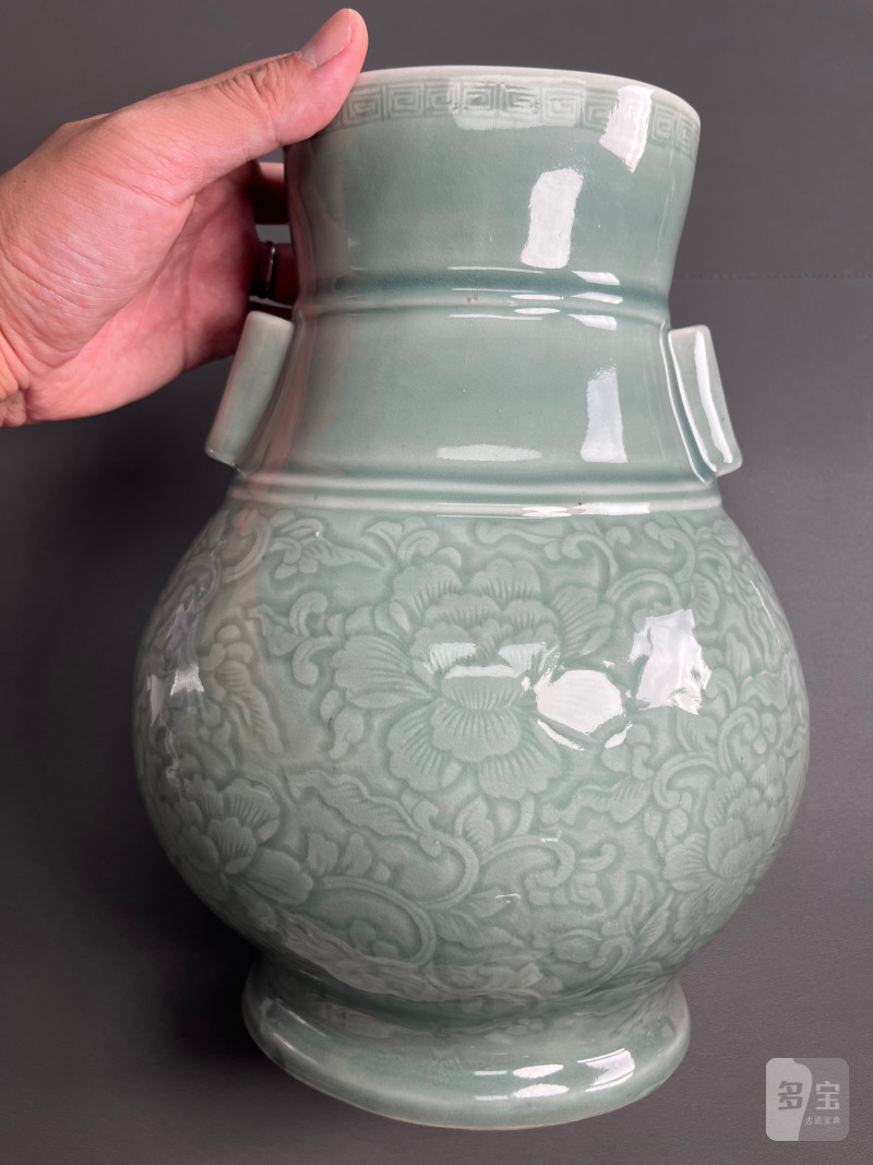 清康熙  豆青釉刻划缠枝牡丹纹贯耳壶 - 图11